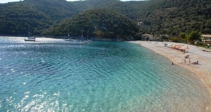 Elegante villa con hermosas vistas y piscina privada a 100 m de la playa