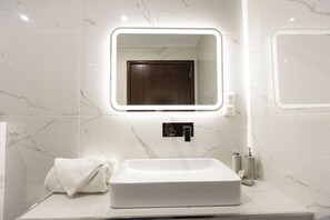 Combined shower/bathtub, hair dryer, towels, soap