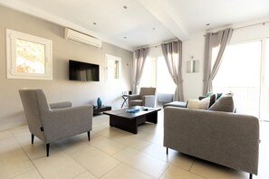 Smart TV, videojuegos, reproductor de DVD y libros 