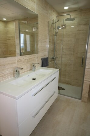 Duschwanne, Haartrockner, Bidet, Handtücher