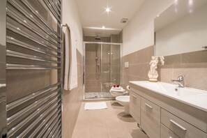 Shower, hair dryer, bidet, towels - Menaggio Tosca 1, Menaggio, Italy (Menaggio)