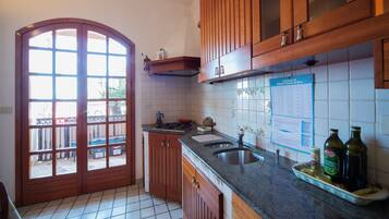 Kühlschrank, Ofen, Herdplatte, Wasserkocher mit Kaffee-/Teezubehör