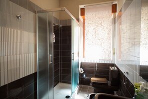 Duschwanne, kostenlose Toilettenartikel, Haartrockner, Bidet