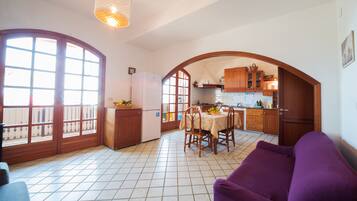 TV, caminetto, libri