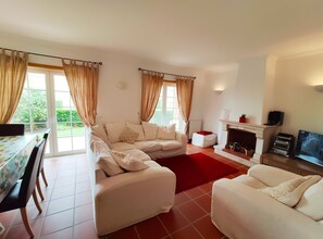 LED-Fernseher, Kamin, Videospielkonsole, DVD-Player