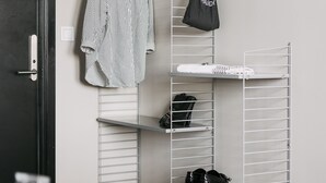 双床房 (Shared Bathroom) | 办公桌、遮光窗帘、熨斗/熨衣板、折叠床/加床（额外收费）