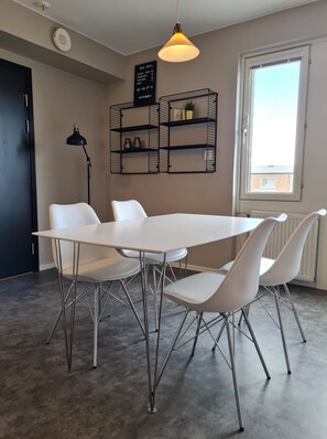 Køleskab, mikrobølgeovn, kogeplade, elkedel