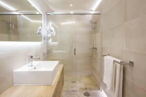 Badekar, hårtørrer, bidet, håndklæder