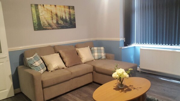 TV - 27 Herne Street, Manchester - Beautiful Home Away from Home (Manchester)
