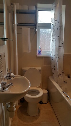 Hair dryer, towels - 27 Herne Street, Manchester - Beautiful Home Away from Home (Manchester)