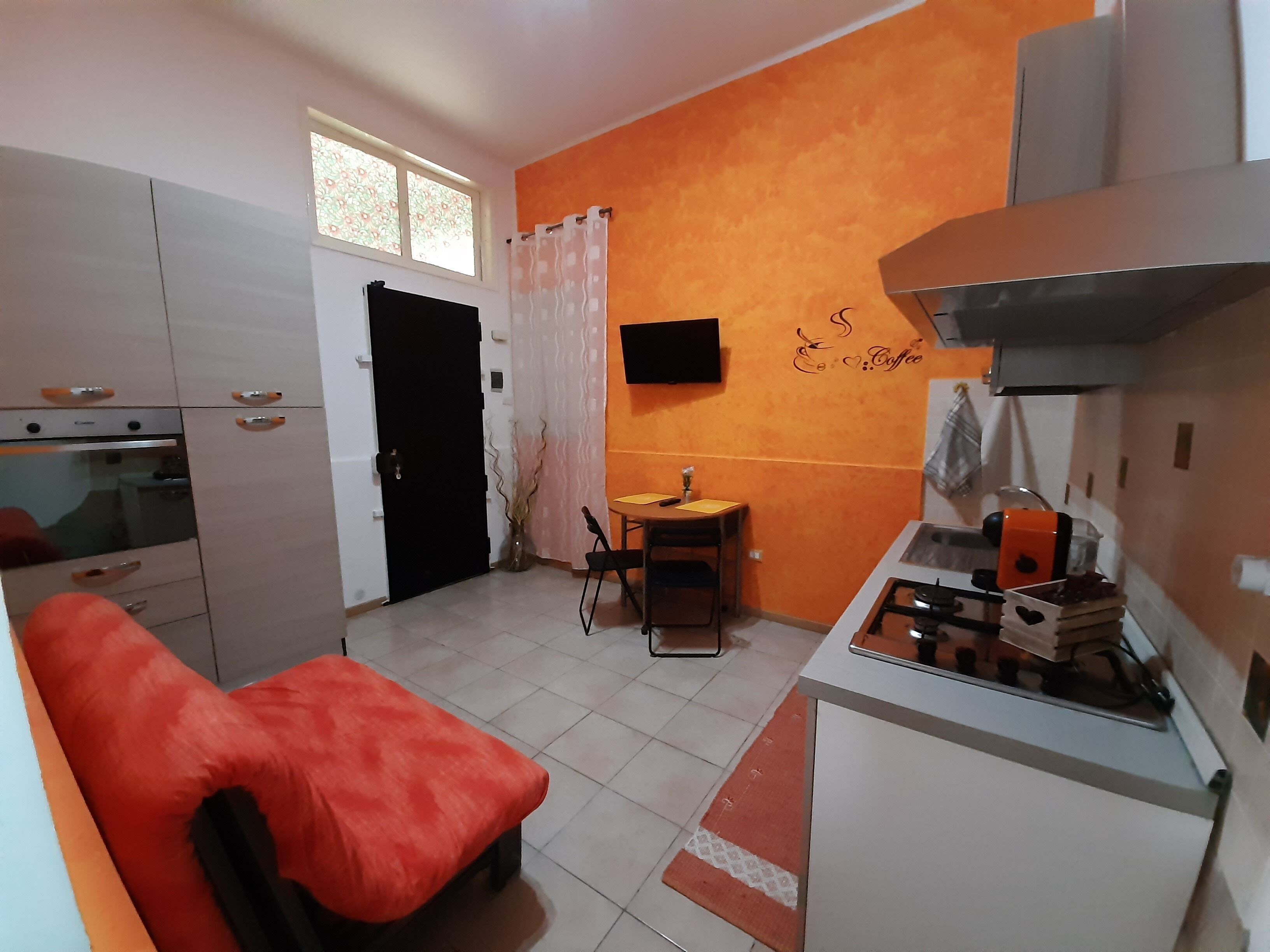 Kühlschrank, Ofen, Herdplatte, Wasserkocher mit Kaffee-/Teezubehör