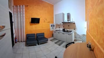 Réfrigérateur, four, plaque de cuisson, cafetiÚre/bouilloire