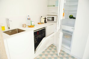 Kühlschrank, Mikrowelle, Ofen, Geschirrspüler