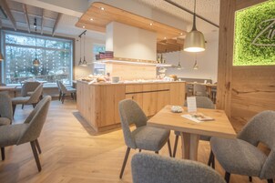 包含每日自助早餐