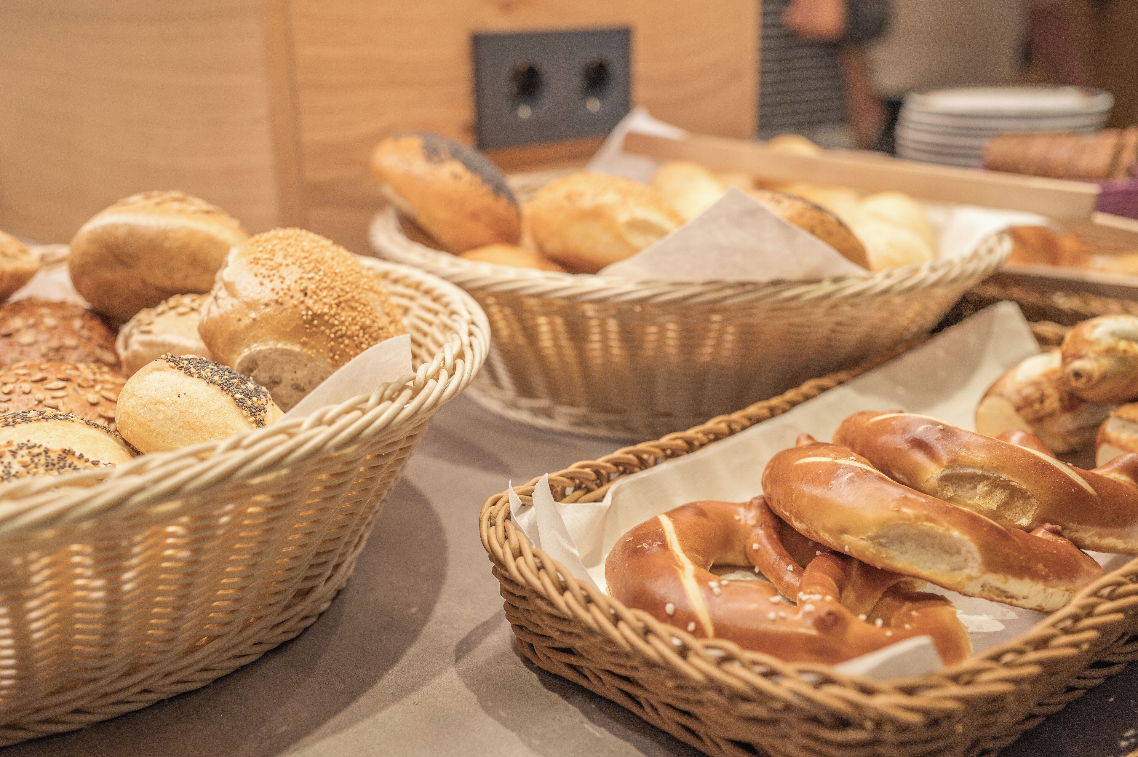 Une variété de pains présentés dans des paniers en osier sur une table.