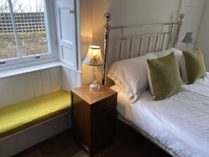 5 habitaciones, tabla de planchar con plancha, internet y ropa de cama