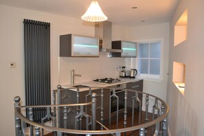 Réfrigérateur, four à micro-ondes, un four, surface de cuisson