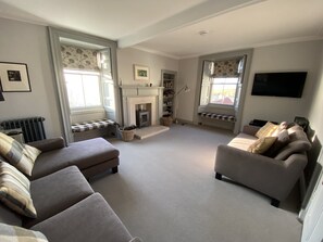 TV, fireplace, DVD player, books