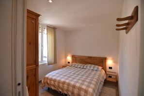 2 bedrooms, iron/ironing board, free WiFi, bed sheets - Design Holiday Apartment in the center of Chiavenna (Chiavenna)