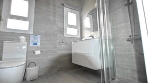 Badewanne, Haartrockner, Handtücher