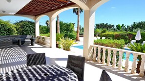 Outdoor dining - Villa Ambrosia (Coral Bay)