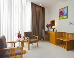 Doppelzimmer (Suite) | Wohnbereich | 32-Zoll-LCD-Fernseher mit Kabelempfang, Fernseher