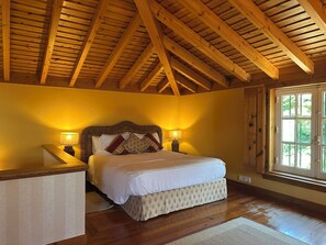 4 habitaciones, caja de seguridad en la habitación y escritorio 