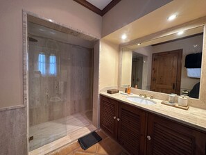 Regadera, secadora de cabello, bidet, toallas 