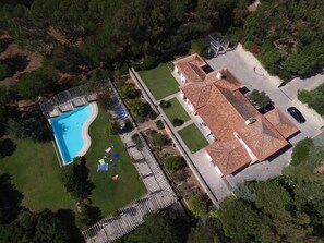 An aerial view of a property with a swimming pool, a covered patio, and a fenced garden area. - Villa Malveira - Style and Tradition in Portugal (Janes)