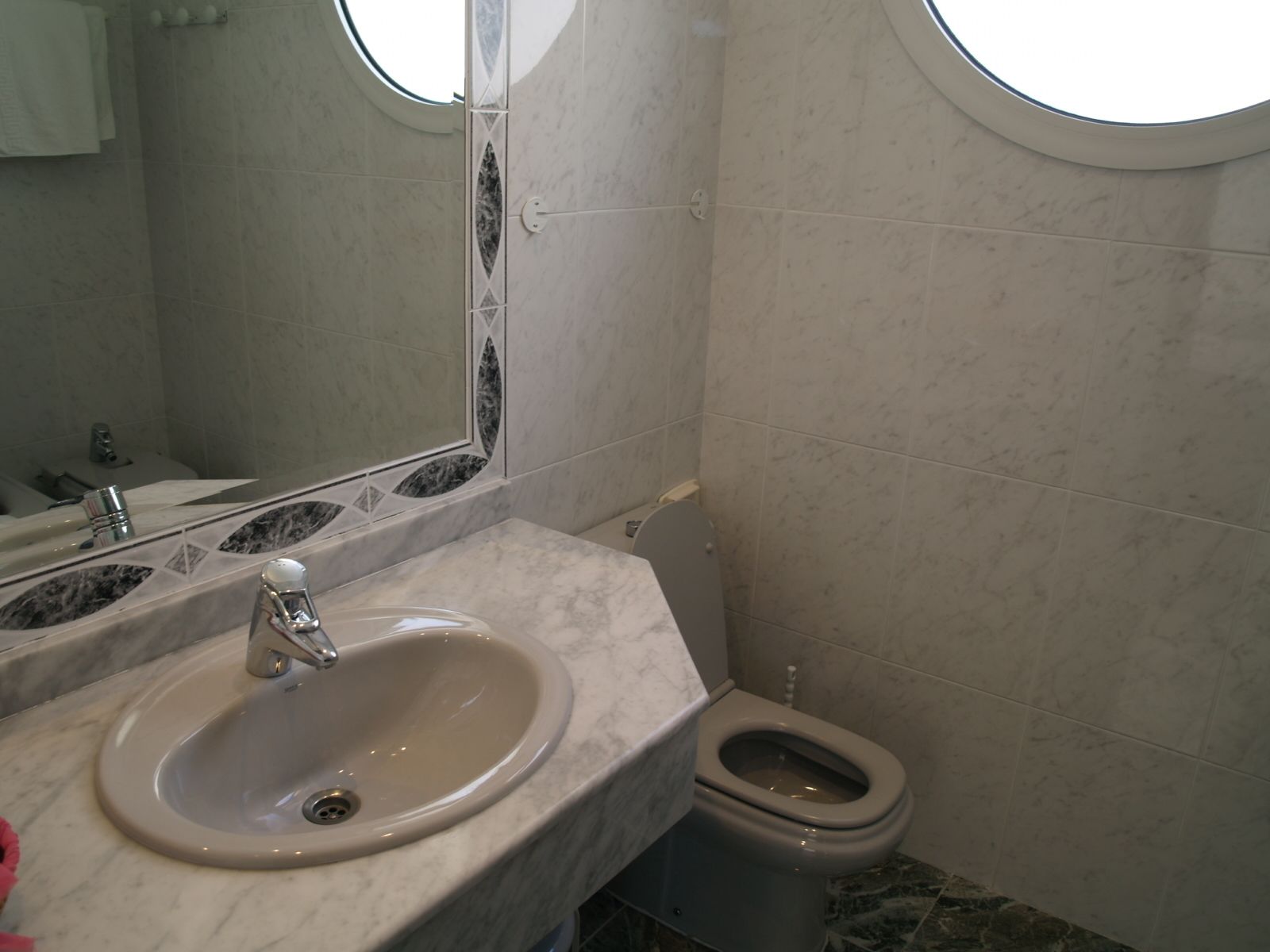 triple room | bathroom | combined shower/bathtub, bidet, towels