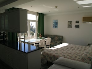 Desk, blackout curtains, soundproofing, free cots/infant beds - Hotel San Jorge (Alcala de los Gazules)