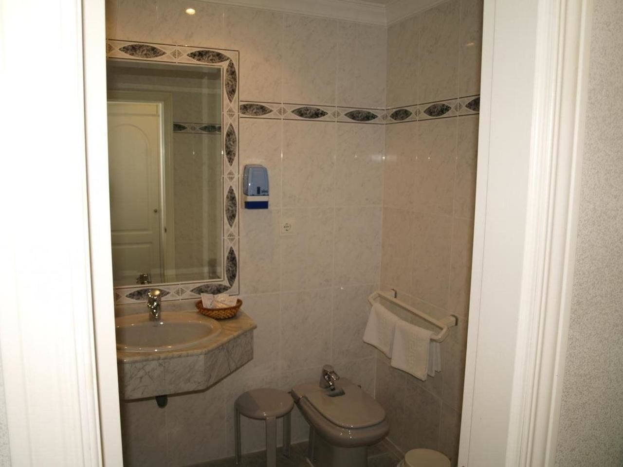 combined shower/bathtub, bidet, towels