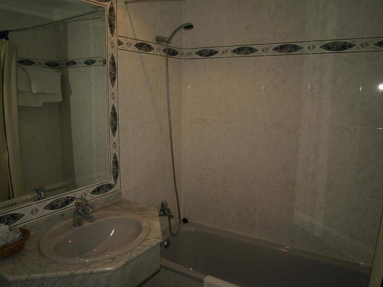 combined shower/bathtub, bidet, towels