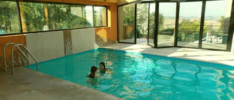 Una piscina cubierta, una piscina climatizada