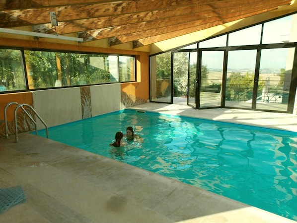 Una piscina cubierta, una piscina climatizada