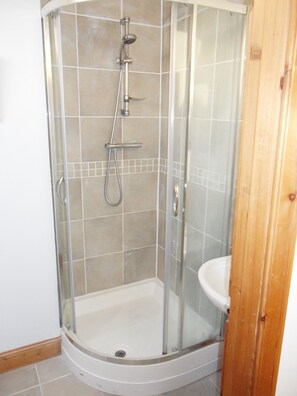 Tina con regadera, secadora de cabello, toallas 