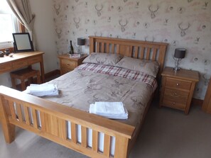 4 dormitoris, planxa i posts de planxar, wifi gratuïta i roba de llit 