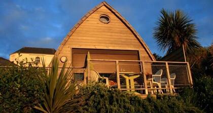 Pieds dans l'eau, maison en bois avec terrasse, vue mer imprenable.