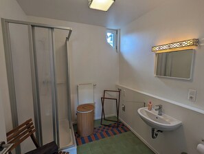 Ducha, secador de pelo, toallas, jabón