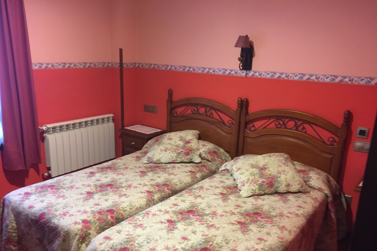 Doppelzimmer, 2 Einzelbetten | Schreibtisch, Bügeleisen/Bügelbrett, kostenloses WLAN, Bettwäsche