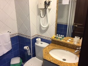 ห้องดับเบิล, เตียงเดี่ยว 2 เตียง | ห้องน้ำ | ของใช้ในห้องน้ำฟรี, ไดร์เป่าผม, ผ้าเช็ดตัว