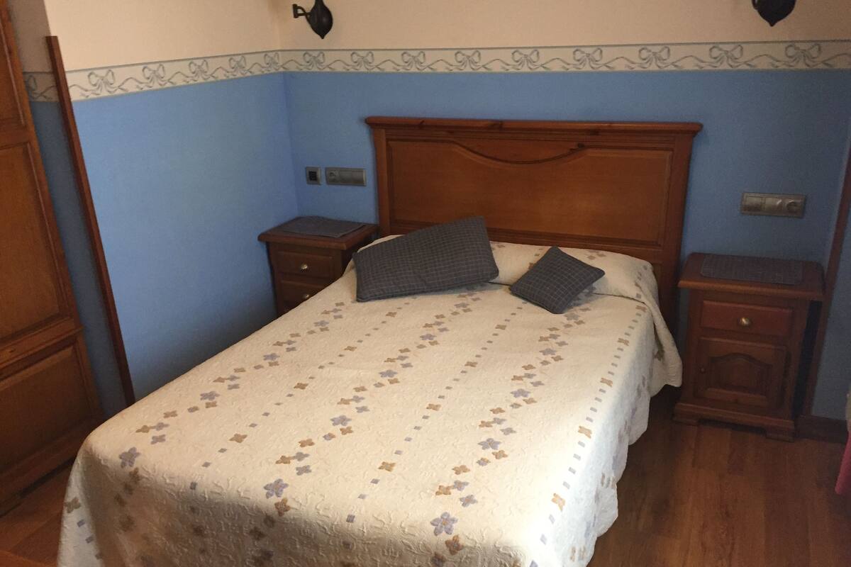 Doppelzimmer, 1 Doppelbett | Schreibtisch, Bügeleisen/Bügelbrett, kostenloses WLAN, Bettwäsche