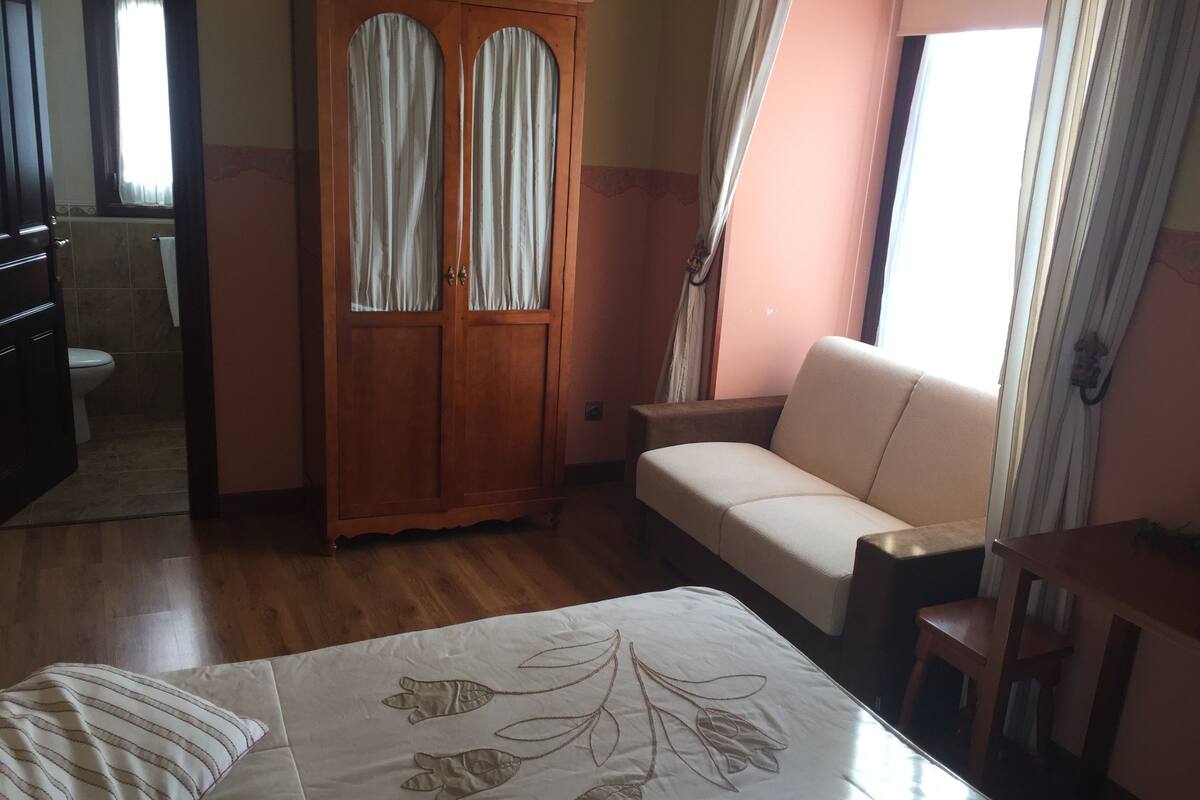 Zimmer, 1 Queen-Bett und Schlafsofa | Schreibtisch, Bügeleisen/Bügelbrett, kostenloses WLAN, Bettwäsche