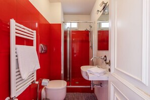 Shower, hair dryer, towels, shampoo - Apartment to rent in via Venezia in Florence by Mmega (Firenze)