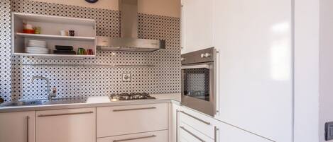 Kühlschrank, Ofen, Herdplatte, Wasserkocher mit Kaffee-/Teezubehör