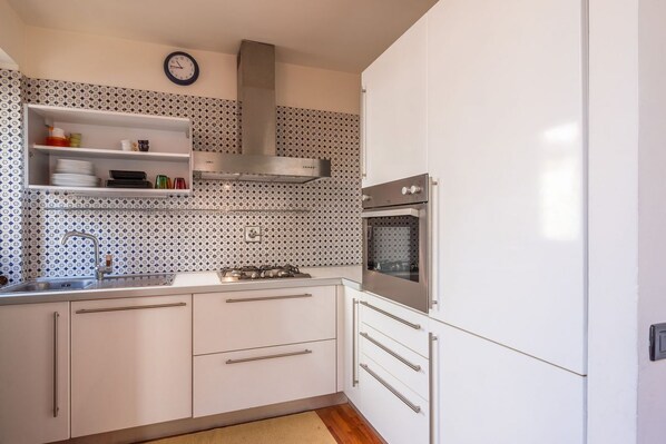 Kühlschrank, Ofen, Herdplatte, Wasserkocher mit Kaffee-/Teezubehör