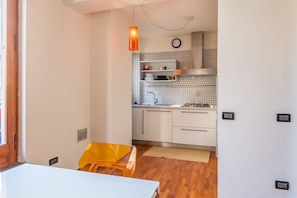 Fridge, oven, stovetop, coffee/tea maker