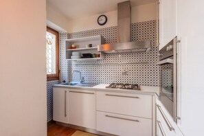 Fridge, oven, stovetop, coffee/tea maker