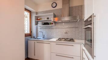 KĂŒhlschrank, Ofen, Herdplatte, Wasserkocher mit Kaffee-/Teezubehör