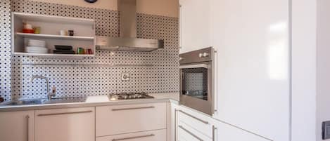 Kühlschrank, Ofen, Herdplatte, Wasserkocher mit Kaffee-/Teezubehör